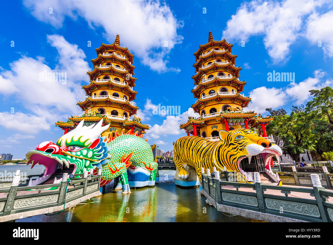 Kaohsiung, Taiwan Lotus Pond il drago e la Tigre pagode di notte. Foto Stock