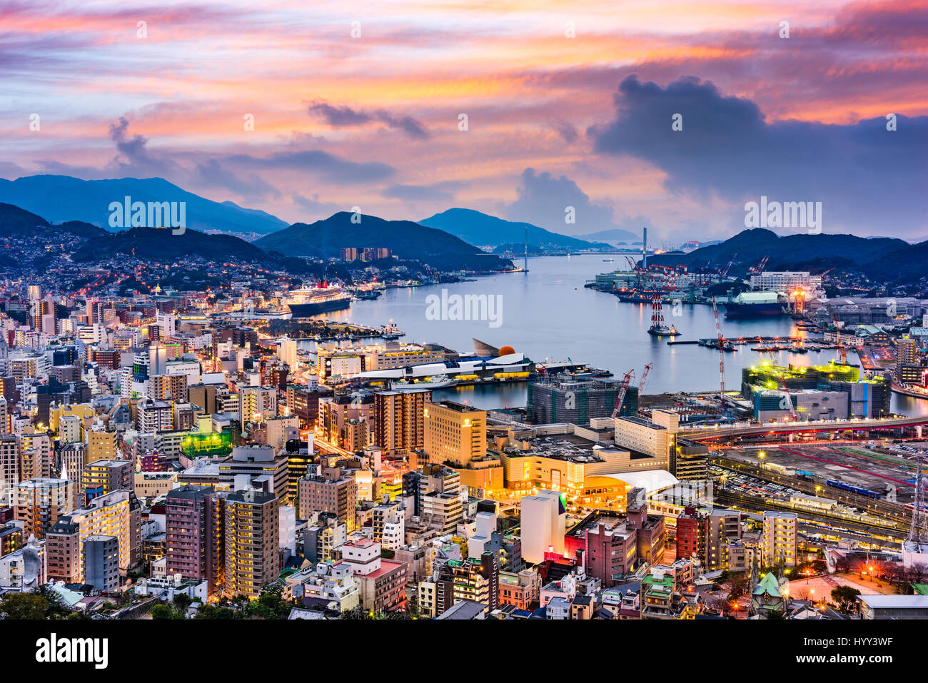 Nagasaki, Giappone skyline notturno. Foto Stock
