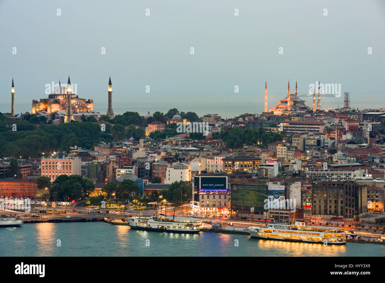 Istanbul Golden Horn al crepuscolo con Hagia Sophia e la Moschea Blu, Turchia Foto Stock