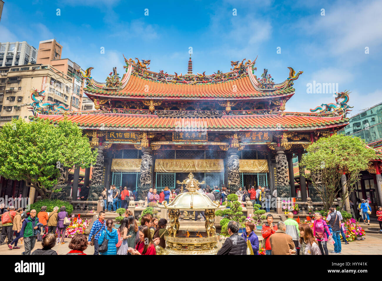 TAIPEI, Taiwan - 18 Marzo 2017: folle al Tempio Lungshan di Manka. Il tempio di pietra miliare risale al 1738. Foto Stock