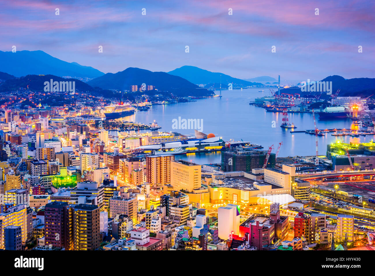 Nagasaki, Giappone skyline del centro al tramonto. Foto Stock