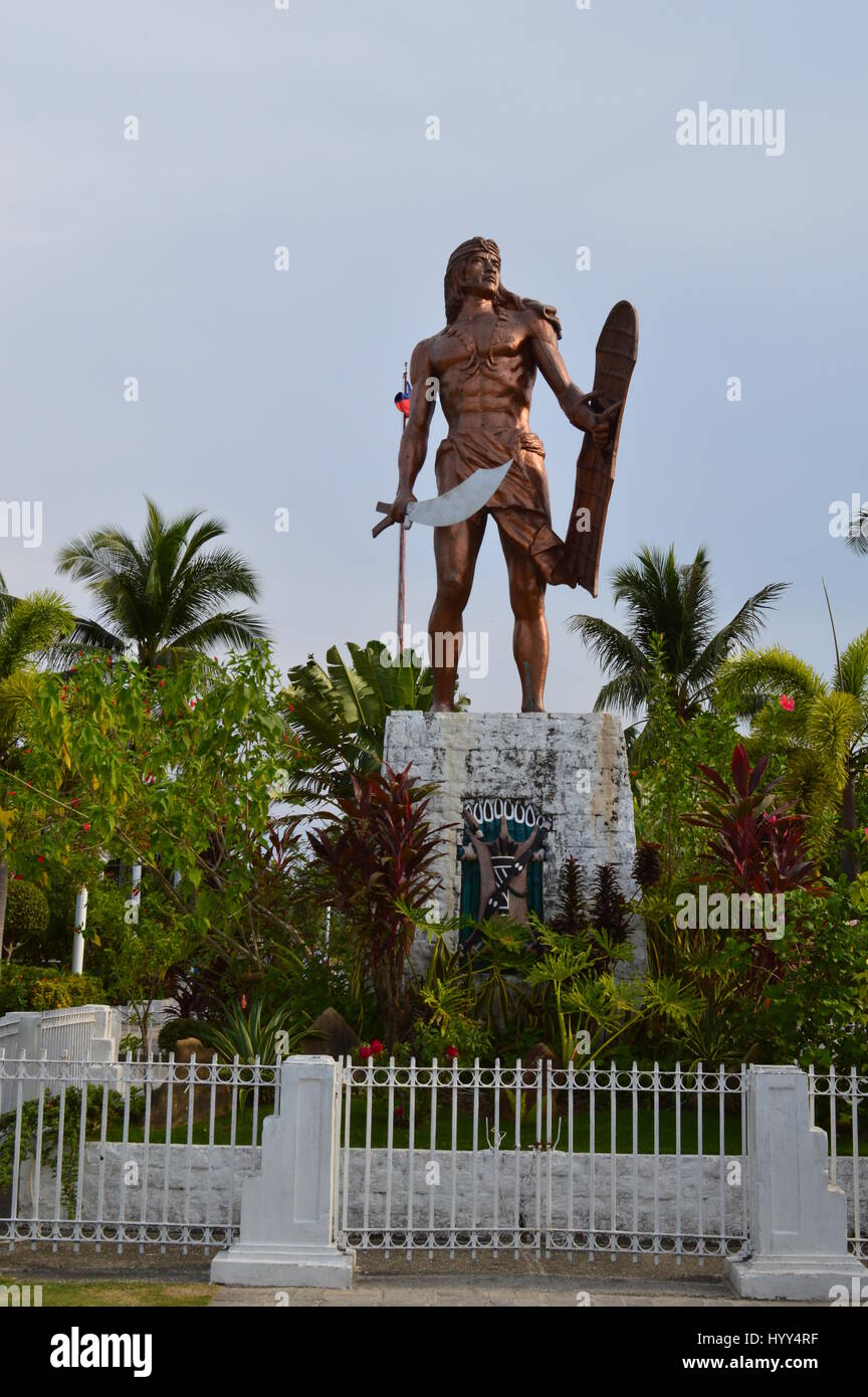 Un monumento di Lapu Lapu, la pre-coloniale capo di Mactan al Mactan santuario dell'isola di Mactan, Lapu-Lapu Cebu, Filippine, nel sud-est asiatico. Foto Stock