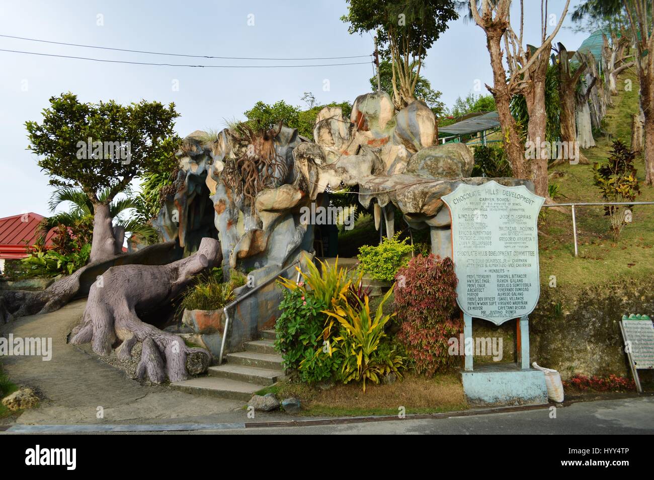 Roccia caratteristica di lavoro ai piedi delle colline di cioccolato area di visualizzazione in Carmen, Bohol, Filippine nel sud-est asiatico. Foto Stock