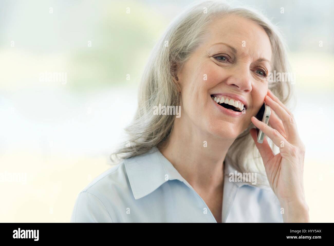 Senior donna sul telefono cellulare. Foto Stock