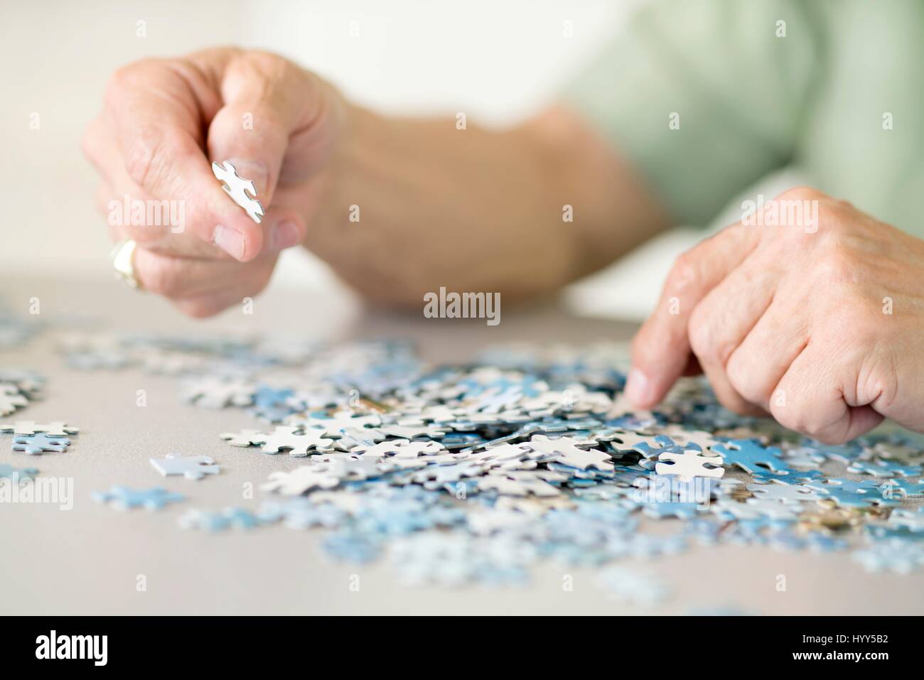 Senior uomo facendo un puzzle. Foto Stock