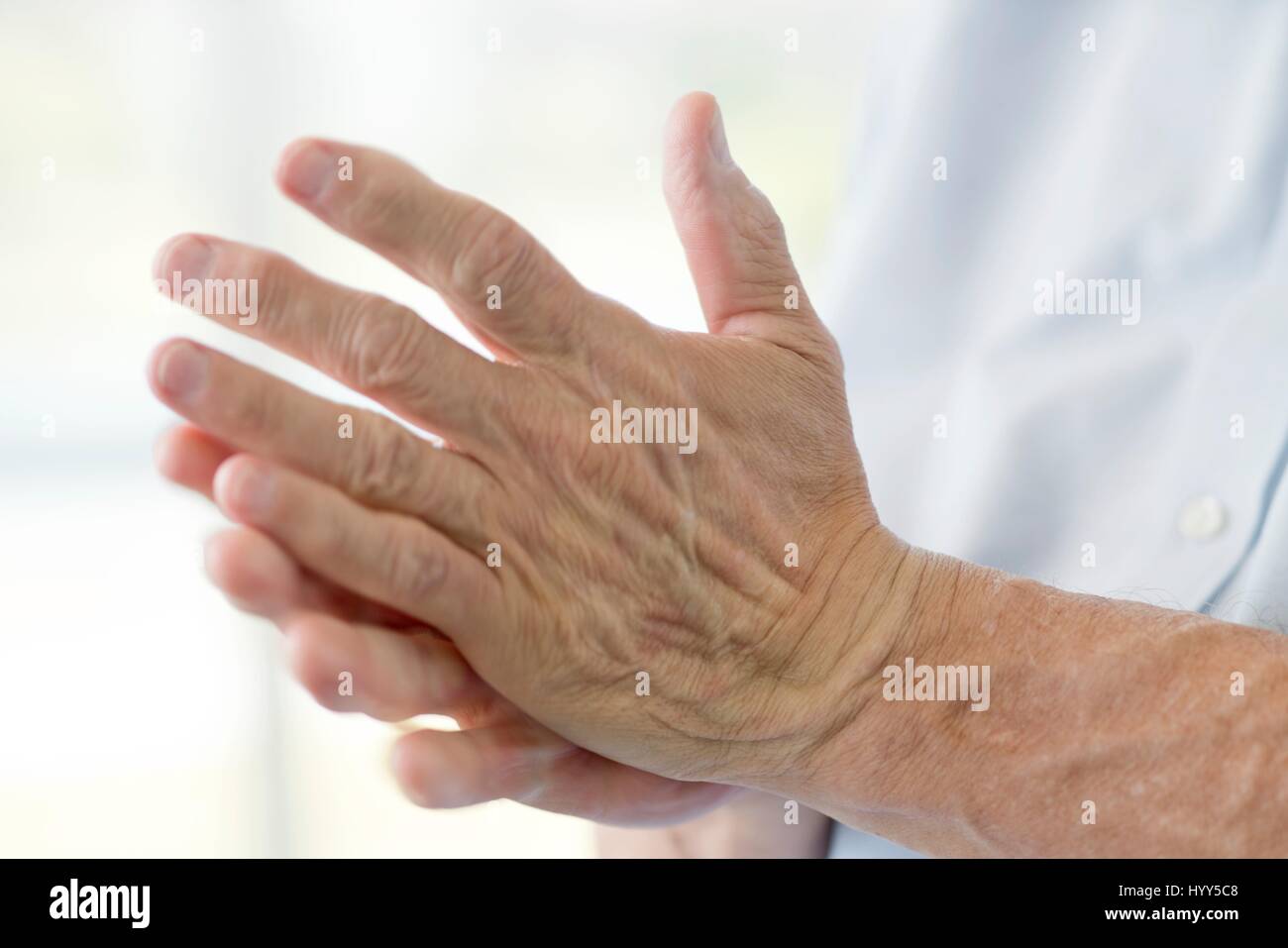 Senior mani dell'uomo vicino. Foto Stock