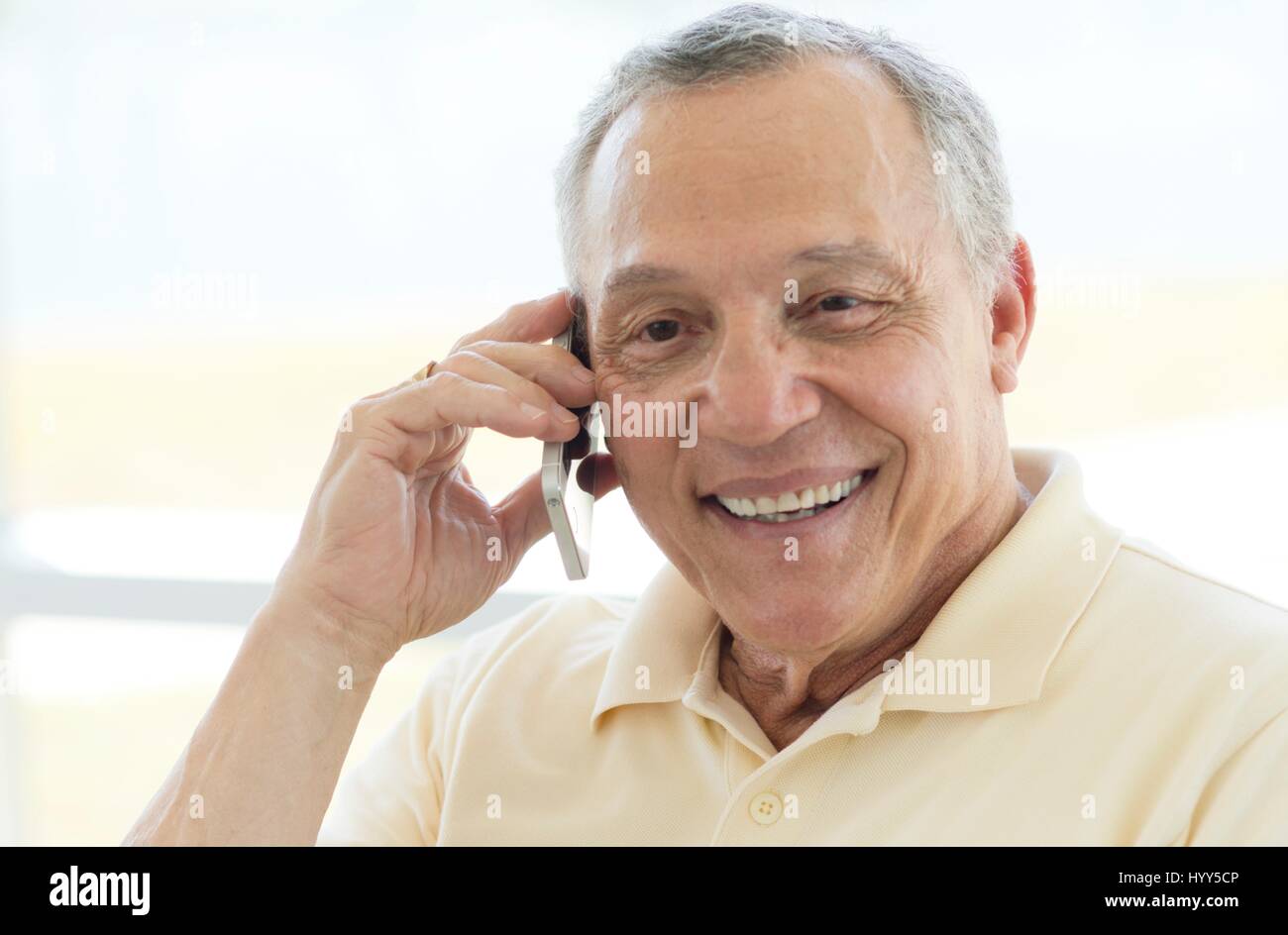 Senior uomo sul telefono cellulare. Foto Stock