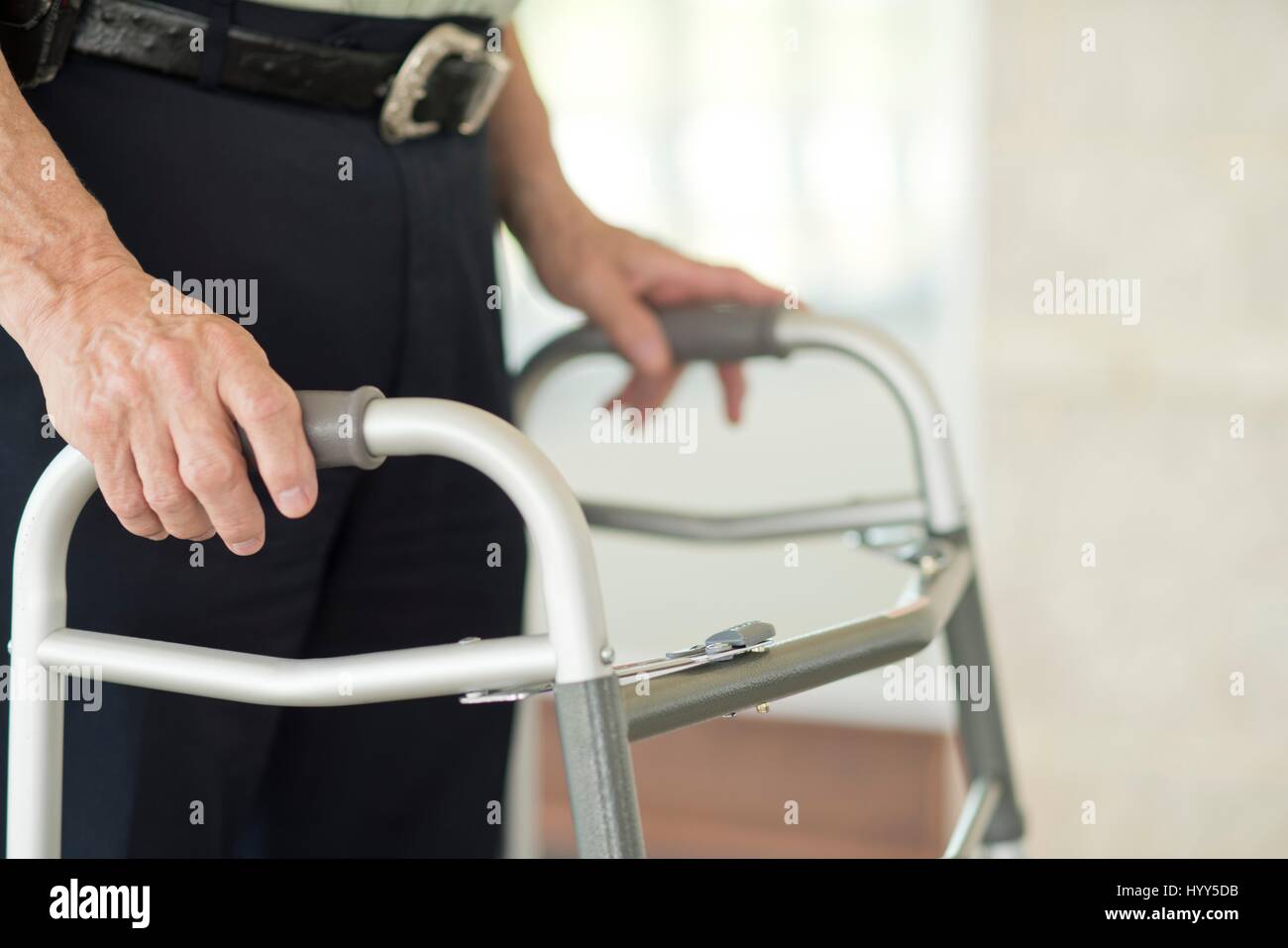 Senior uomo con passeggiate sul telaio di supporto. Foto Stock