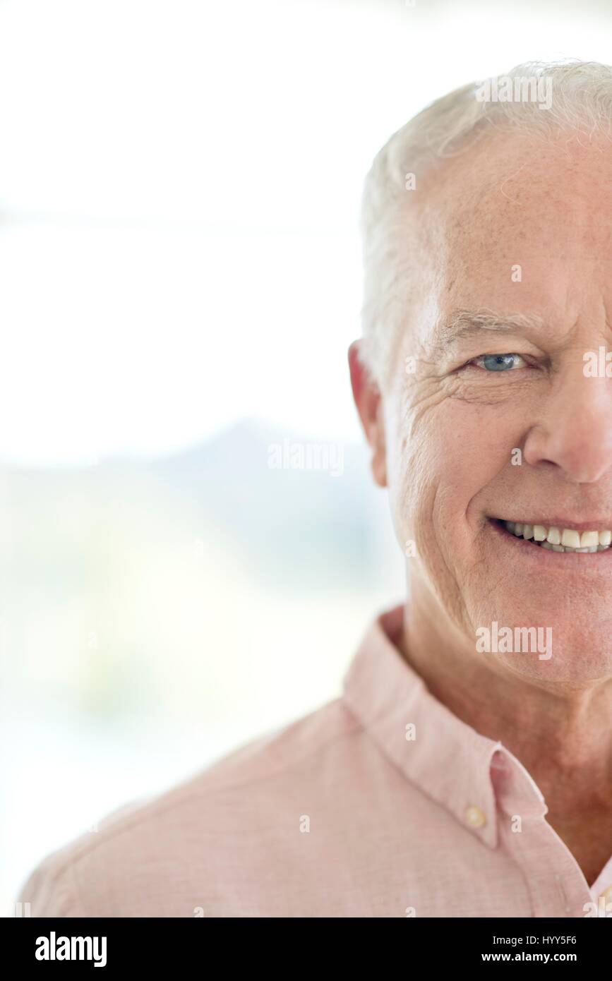 Senior uomo sorridente verso la telecamera. Foto Stock