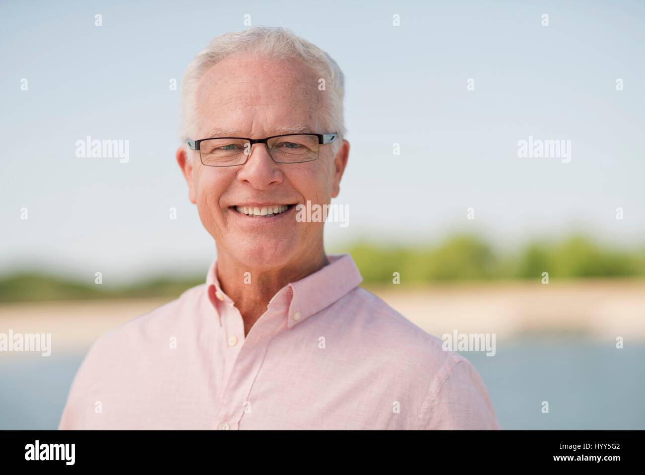 L'uomo anziano con gli occhiali in esterno, ritratto. Foto Stock