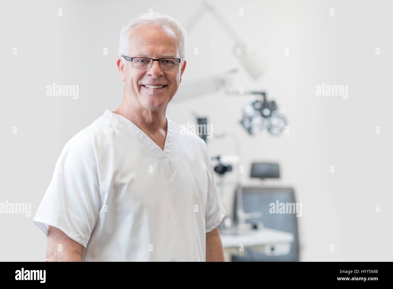 Maschio anziano medico dentista verso la telecamera, ritratto. Foto Stock