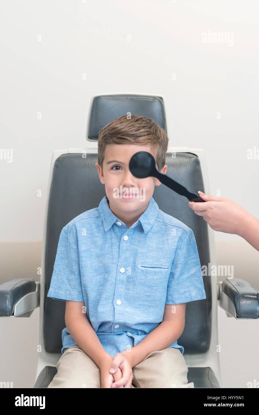 Il ragazzo ha gli occhi testati. Foto Stock