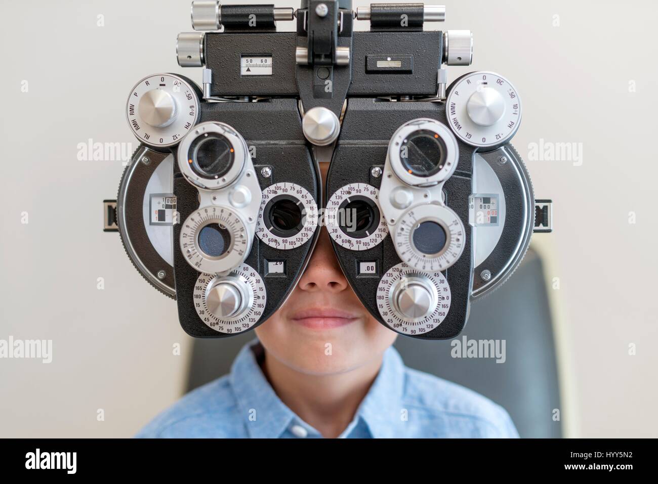 Il ragazzo ha gli occhi testati. Foto Stock