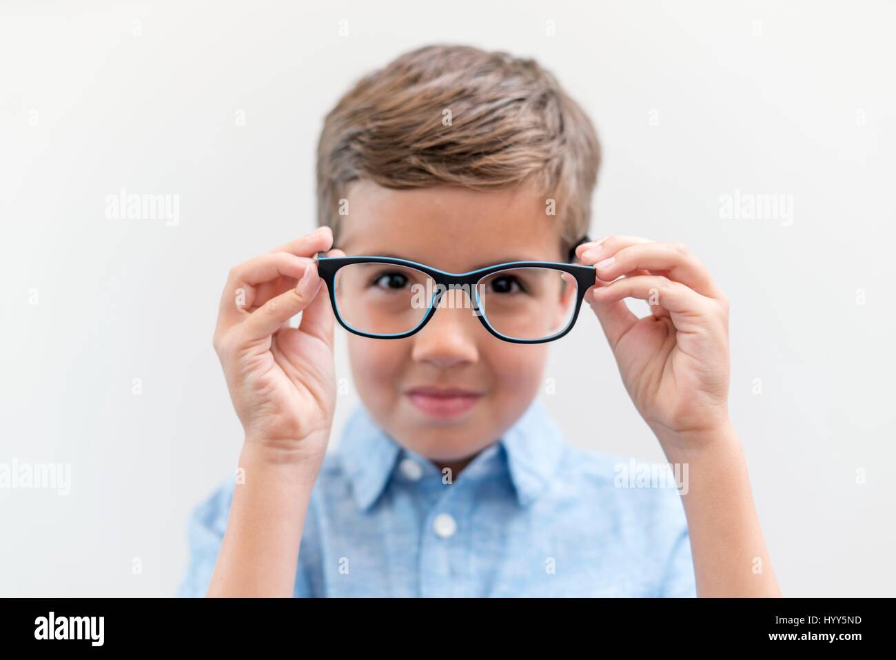 Ragazzo con gli occhiali, studio shot. Foto Stock