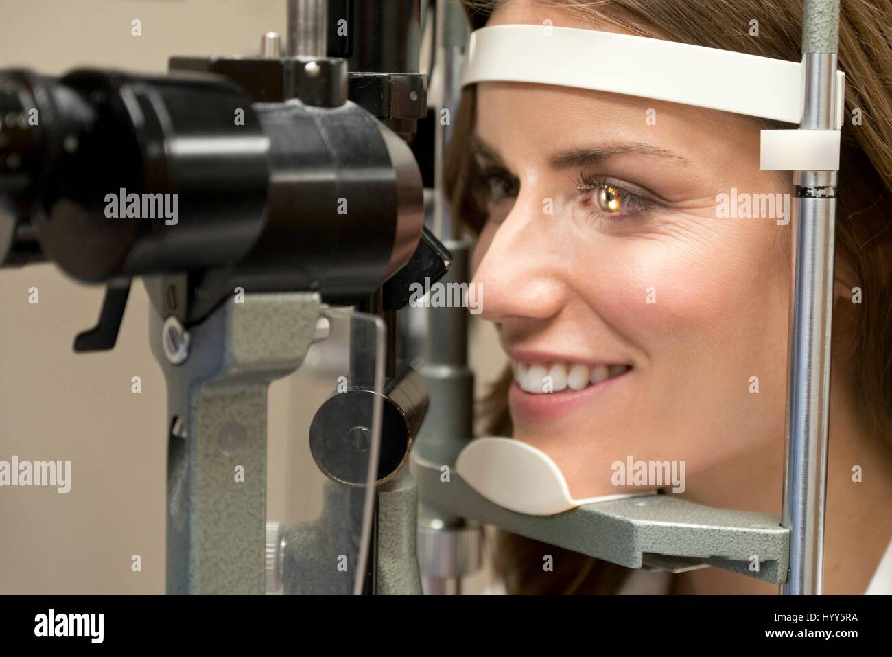 Metà donna adulta avente la prova dell'occhio. Foto Stock