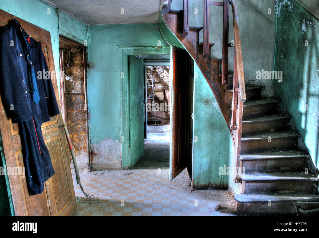 Inquietanti immagini mostrano i resti di una casa di famiglia abbandonato dopo l occupazione nazista compreso ciò che somiglia a un profanato Gesù sulla croce con la testa rimosso. Dalla collezione di fotografie di famiglia e oggetti personali come appeso un uniforme, ornamenti religiosi, tavoli e sedie, ferri da stiro, ostacolare i cesti e vasi coperto di detriti e sparse in tutta la casa, si è pensato che la casa era abbandonata al momento della Germania nazista occupazione di Lussemburgo che ha iniziato nel maggio 1940. È possibile soldato nazista rimossa la testa di Gesù dalla croce come un modo per colpire il terrore nel locale Foto Stock