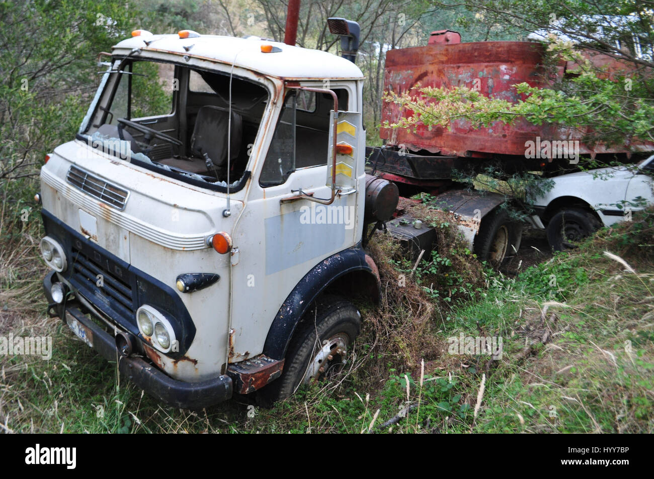 DERWENT VALLEY, AUSTRALIA: come una scena del mondo post-apocalittico in Mad Max arrugginire questi veicoli sono stati lasciati a marcire nel bush australiano. Il surreale video e immagini mostrano centinaia di vecchie autovetture, furgoni e camion impilati nella parte superiore di ogni altro nel bel mezzo del nulla come una scena di un post-apocalittico filmato. Altre riprese mostrano come i veicoli sono stati lasciati sparsi lungo quello che era una volta una vecchia strada, bloccando completamente fuori. Le immagini e i filmati sono stati presi a Derwent Valley, Tasmania dal romanziere australiano Angus Thornet (35) da Hobart. Foto Stock