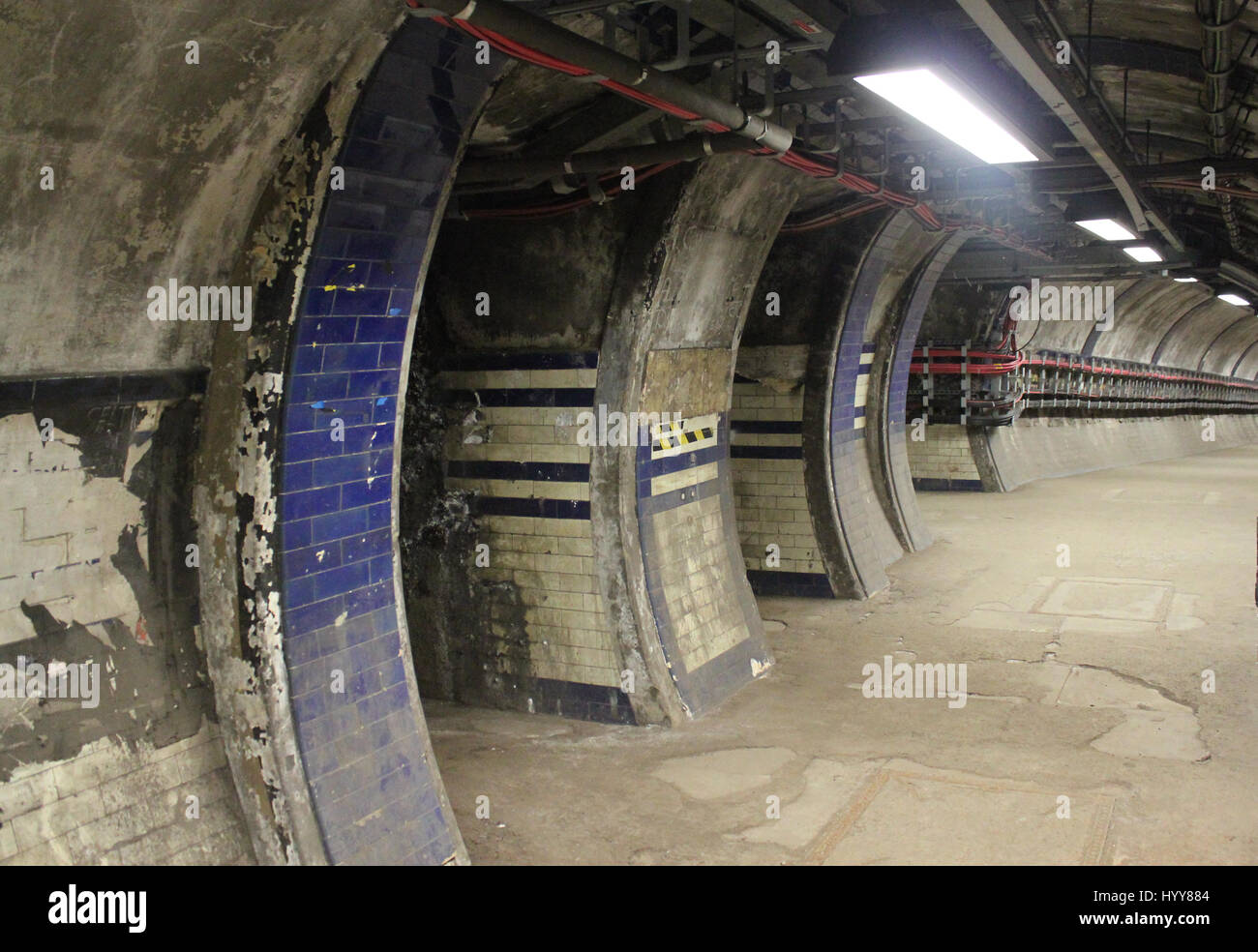 Metropolitana di Euston station. Ex impianti di risalita alla linea ferroviaria principale, atterraggio inferiore. HAUNTING foto hanno rivelato i dimenticati da tempo abbandonato stazioni metropolitane di Londra che giacciono in profondità al di sotto della città. La lugubre immagini mostrano il vuoto polveroso Aldwych stazione della metropolitana, con la quale ha chiuso in 1994 ed è stato usato come un set cinematografico per diversi di alto profilo tra cui produzioni Sherlock, signor Selfridge e V per Vendetta. Altre riprese mostrano altre piattaforme in disuso e murate entrate per la ex stazione della metropolitana inclusa a Euston dove l'ingresso chiuso nel 1914 e i graffiti-placcati Shoreditch statio Foto Stock