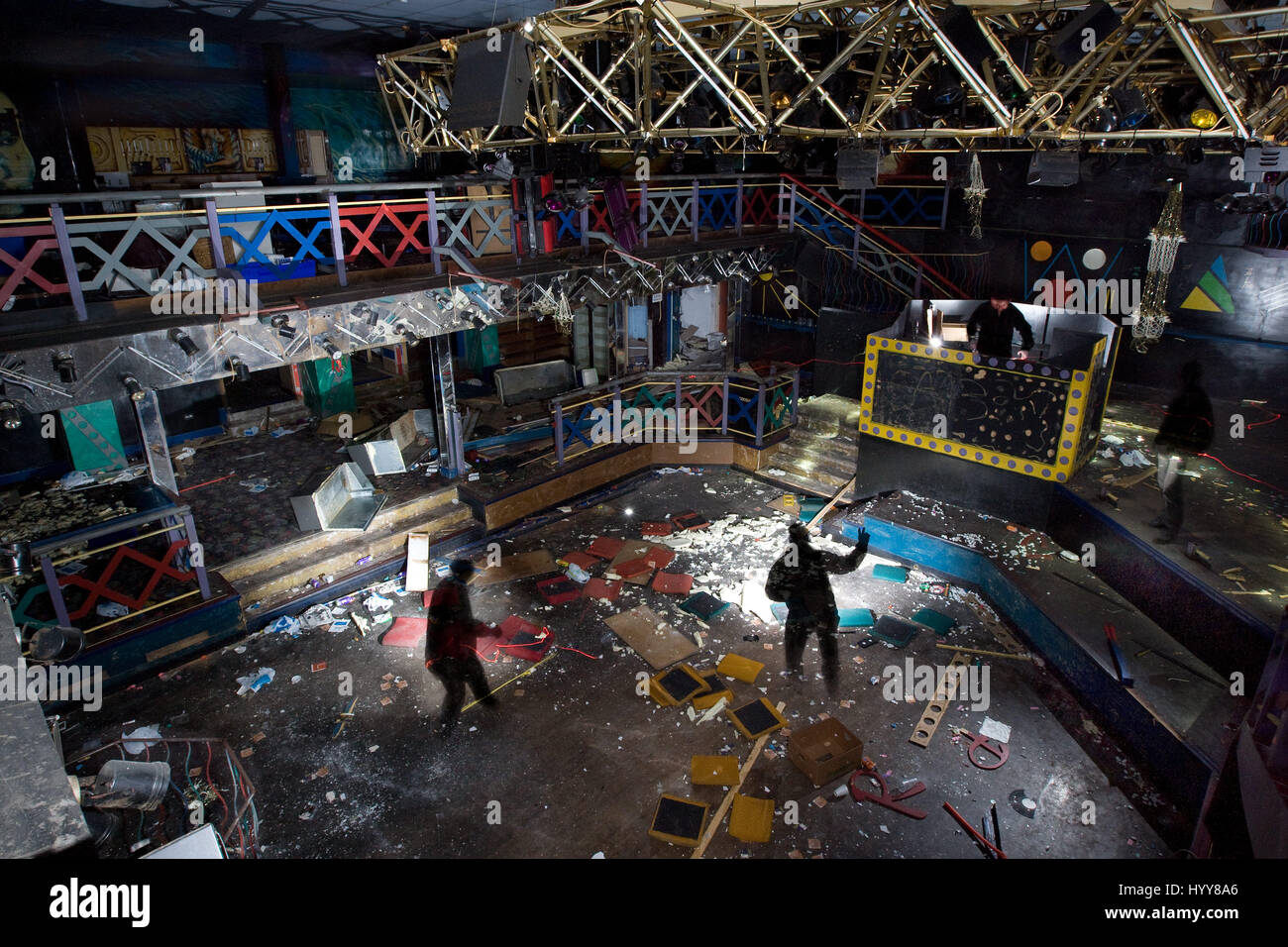 WHITEHAVEN, Regno Unito: HAUNTING foto hanno messo in luce i resti di quello che una volta era uno dei locali notturni di premiere NEL REGNO UNITO. La lugubre immagini mostrano il 80s decor che ornano le pareti e i soffitti cadenti con detriti sparsi in tutto il complesso. Altre riprese mostrano il 'fantasmi' del passato boogying tutta la notte sul deserto di pista da ballo dove centinaia di festaioli avrebbe goduto di se stessi. I fermagli sono state prese nel parco discoteca che ha chiuso a metà noughties di Whitehaven, Cumbria dal fotografo locale Dave Wilson (45) utilizzando una Canon 1D fotocamera. Foto Stock