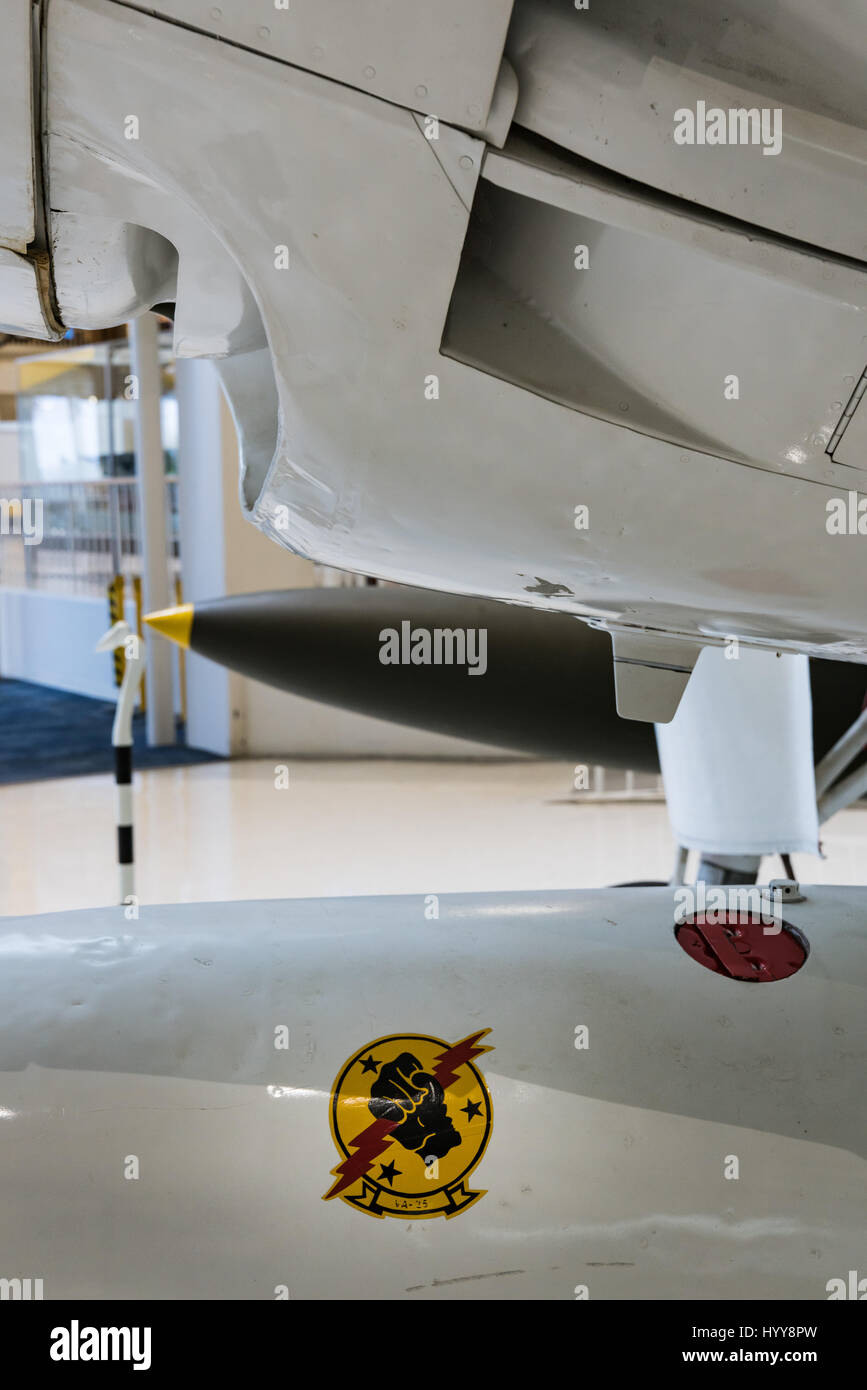 Insegne su un serbatoio di caduta al National Naval Air Museum, Pensacola, Florida Foto Stock