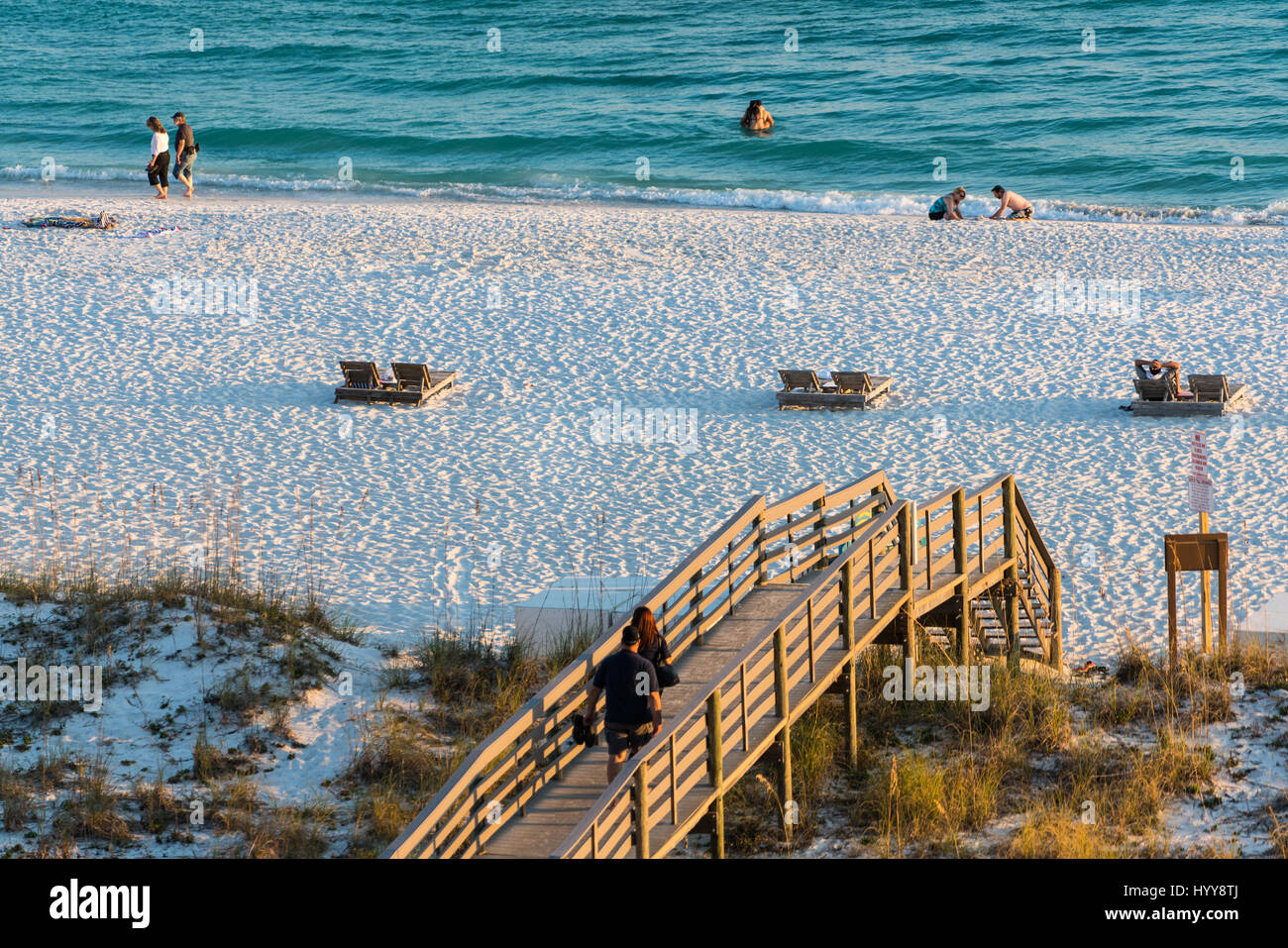 Le coppie di trovare modi diversi per rilassarsi presso la spiaggia di Pensacola, Florida Foto Stock