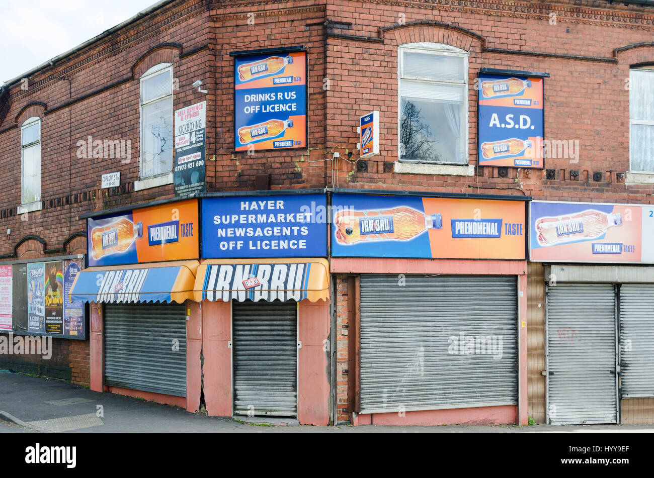 Supermercato off-licenza e edicola decorata con irn-bru livrea Foto Stock