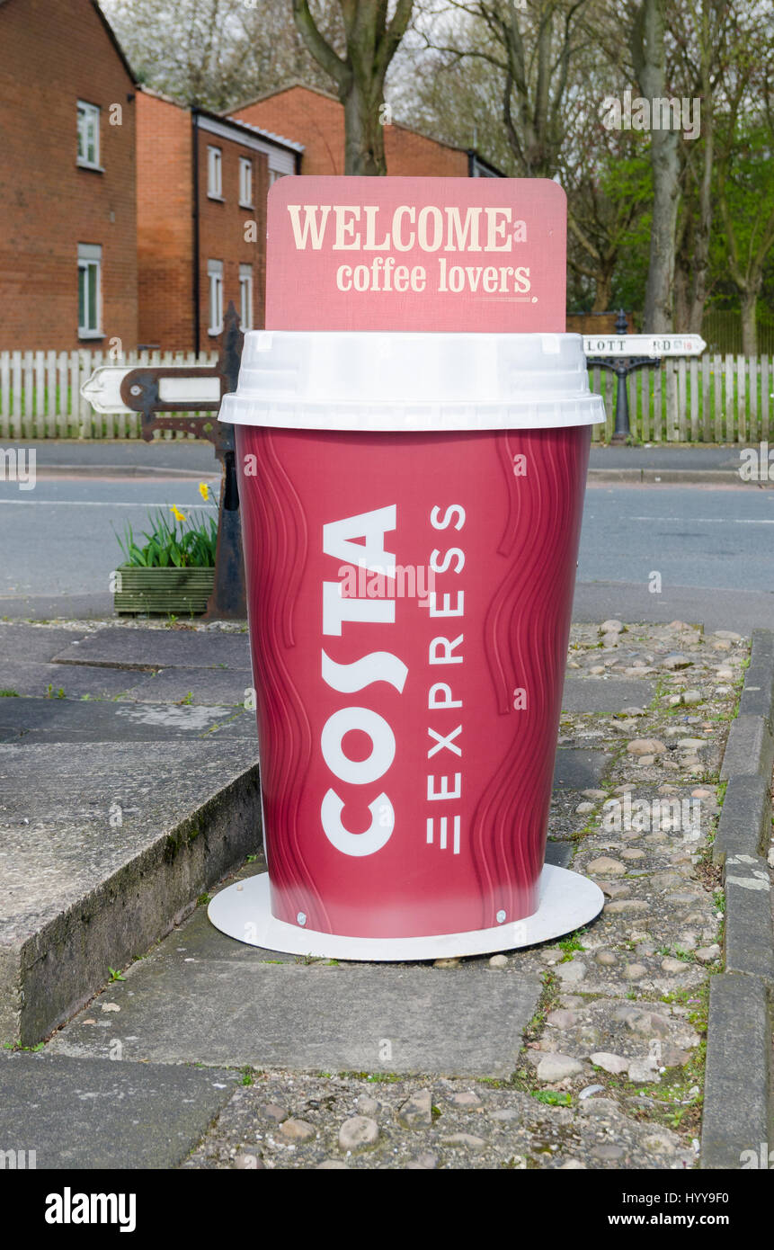 Costa Express segno di benvenuto a forma di tazza di caffè presso la stazione di benzina Foto Stock