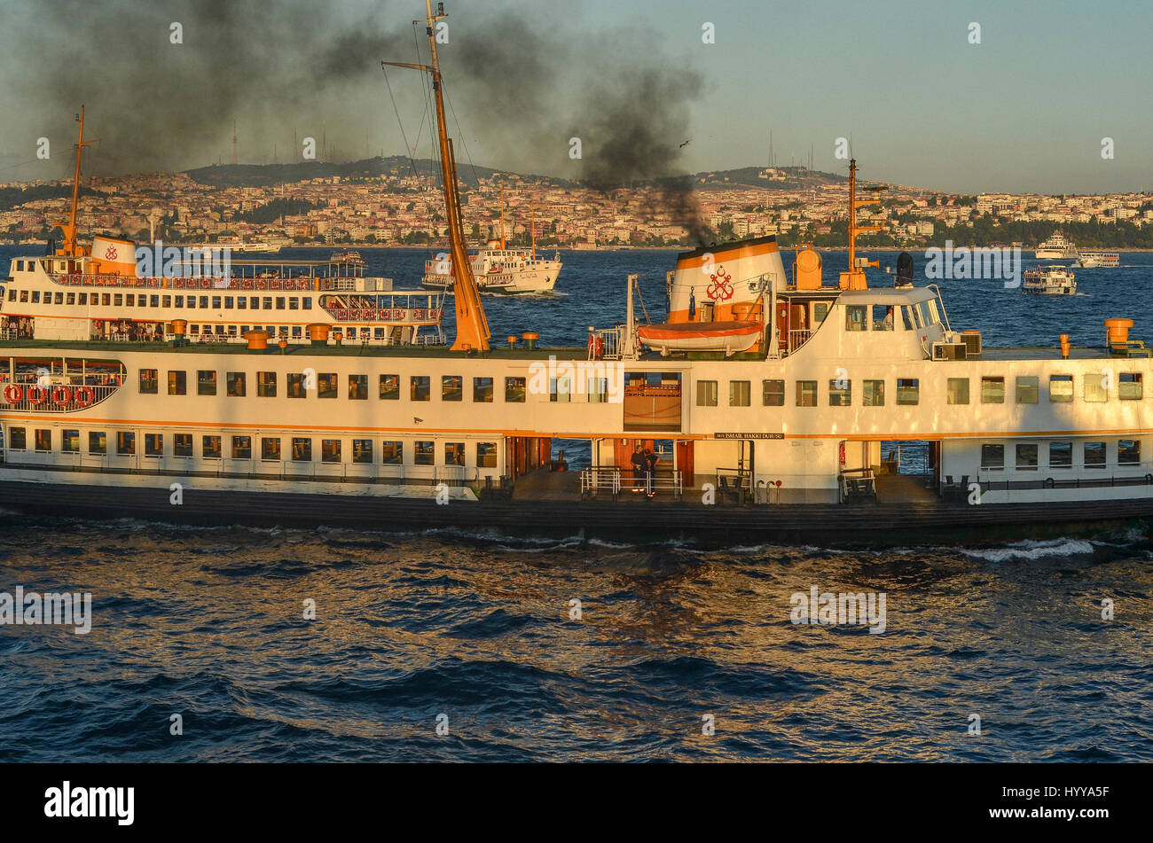 I traghetti navigano sull'acqua tra il Corno d'oro e il Bosforo a Istanbul. Foto Stock