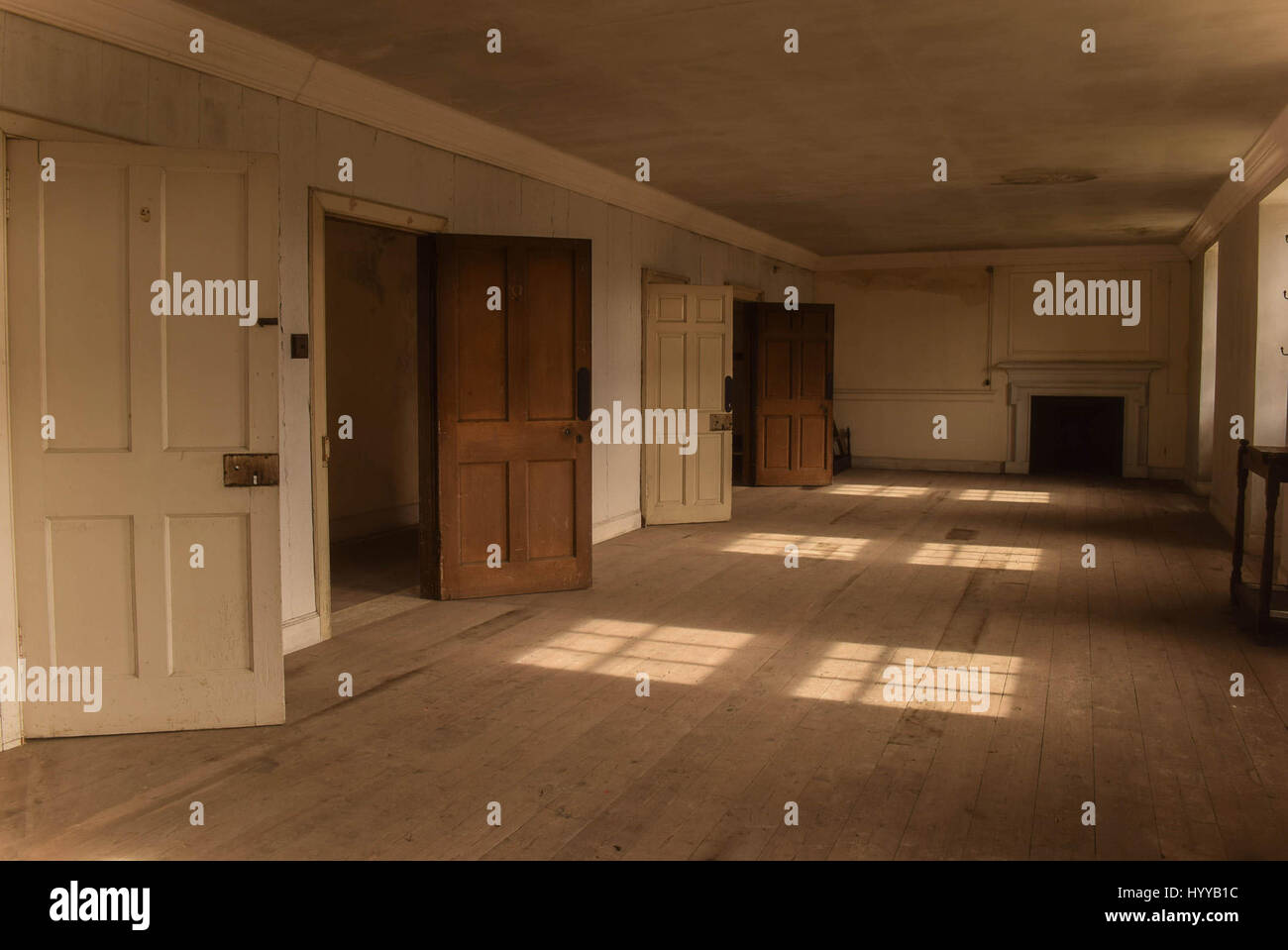 La Scozia, Regno Unito: straordinarie immagini offrono uno sguardo dentro la decrepita Scottish mansion dove Bonnie Prince Charlie una volta realizzato il suo quartier generale attualmente sul mercato aperto per £1,25 milioni nonostante gli sforzi di un locale di fiducia per fissare l'edificio storico per la nazione. La pressione atmosferica immagini mostrano l'originale letto a baldacchino che il Principe Charles Edward Stuart dormito, ed eventualmente discende la sua figlia unica su, scheggiati parapetti e un trascurato tavolo da biliardo con il quadro di valutazione vintage. Altre foto mostrano un corridoio di quello che sarebbe stato il servi' camere e ciò che appare come una camera di servizio o di utilità. L'ho Foto Stock