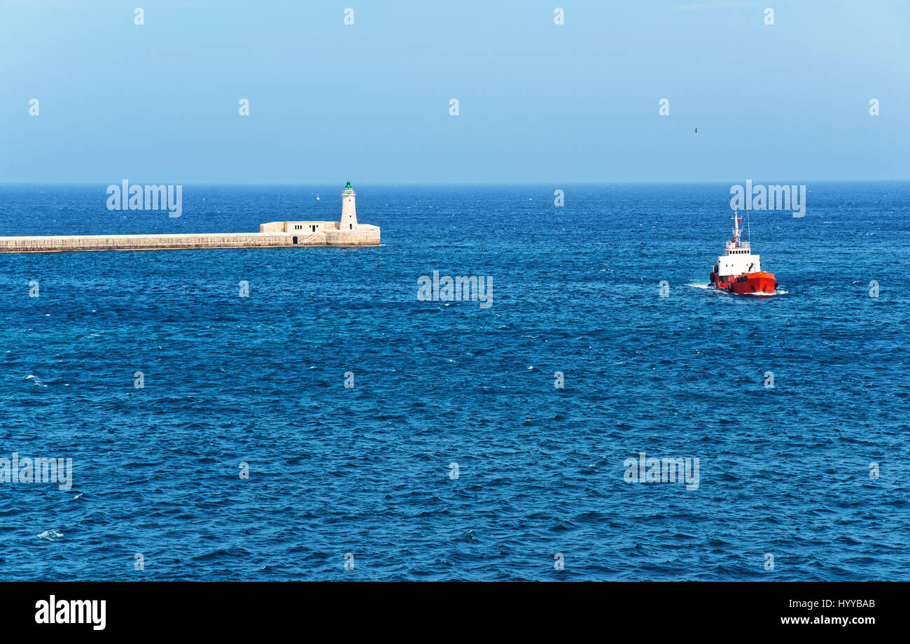 Nave al frangiflutti del St Elmo al Grand Harbour a La Valletta, Malta Foto Stock