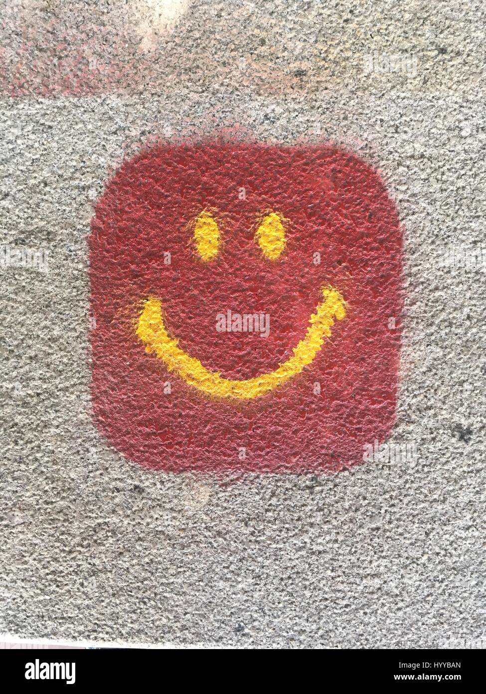 Smiley o gli Emoji dipinto sul muro come un graffiti Foto Stock