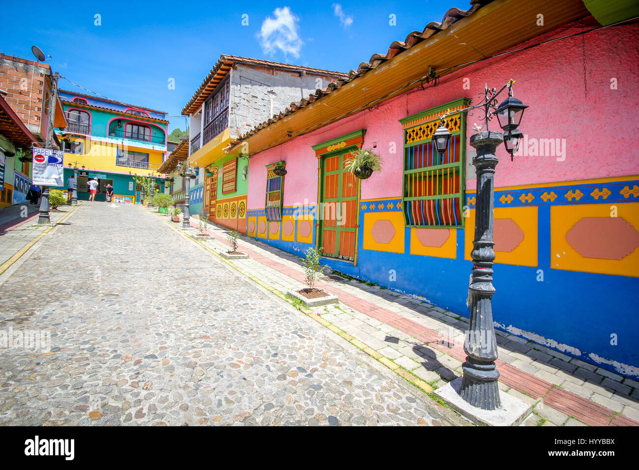 GUATAPE, COLOMBIA: Potrebbe questo rainbow-città dipinta da più colorato posto nel mondo? Splendide foto e video hanno rivelato la spettacolare città dove tutto dagli edifici per le fasi sono dipinte con colori accesi e vivaci. Le incredibili immagini hanno una sensazione surreale come il multi-case colorate in stridente contrasto con la vista aerea del verde e lussureggiante area circostante. I fermagli sono state prese in Guatapé, Colombia dal fotografo canadese Jessica Devnani (27) da Toronto utilizzando una Canon 7D. Foto Stock