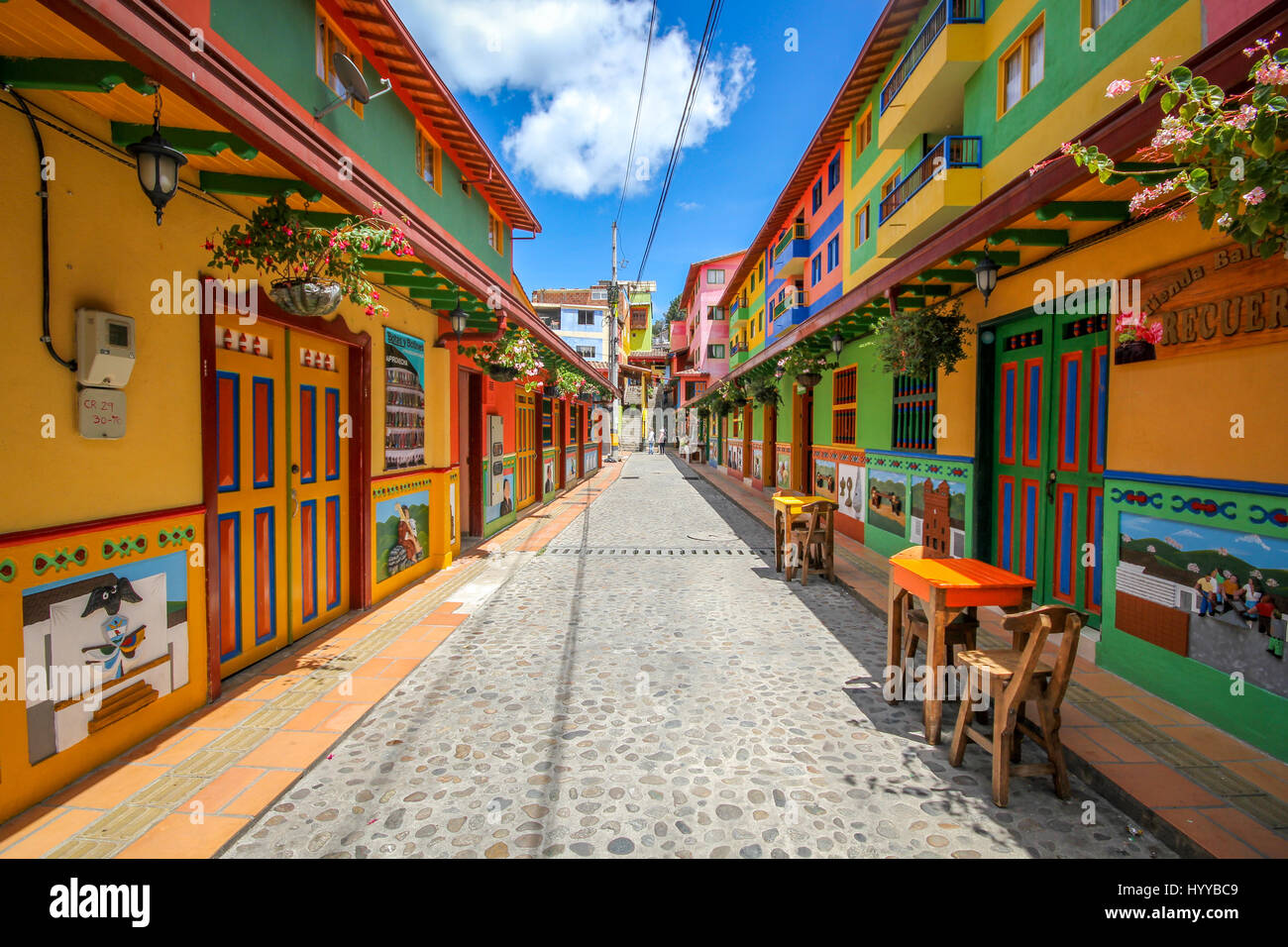 GUATAPE, COLOMBIA: Potrebbe questo rainbow-città dipinta da più colorato posto nel mondo? Splendide foto e video hanno rivelato la spettacolare città dove tutto dagli edifici per le fasi sono dipinte con colori accesi e vivaci. Le incredibili immagini hanno una sensazione surreale come il multi-case colorate in stridente contrasto con la vista aerea del verde e lussureggiante area circostante. I fermagli sono state prese in Guatapé, Colombia dal fotografo canadese Jessica Devnani (27) da Toronto utilizzando una Canon 7D. Foto Stock