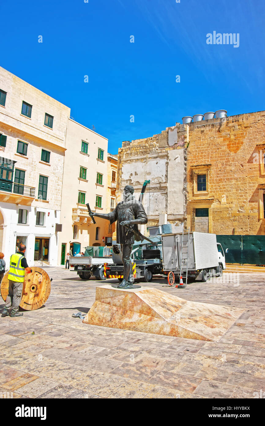Persone alla statua del Gran Maestro Jean de la Valette, Valletta, Malta Foto Stock