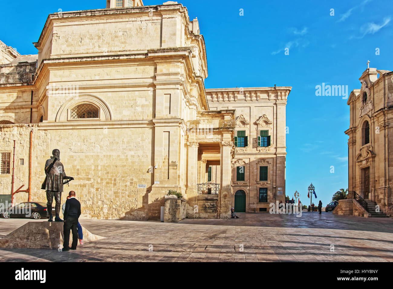 Uomo alla statua del Gran Maestro Jean de la Valette, Valletta, Malta Foto Stock