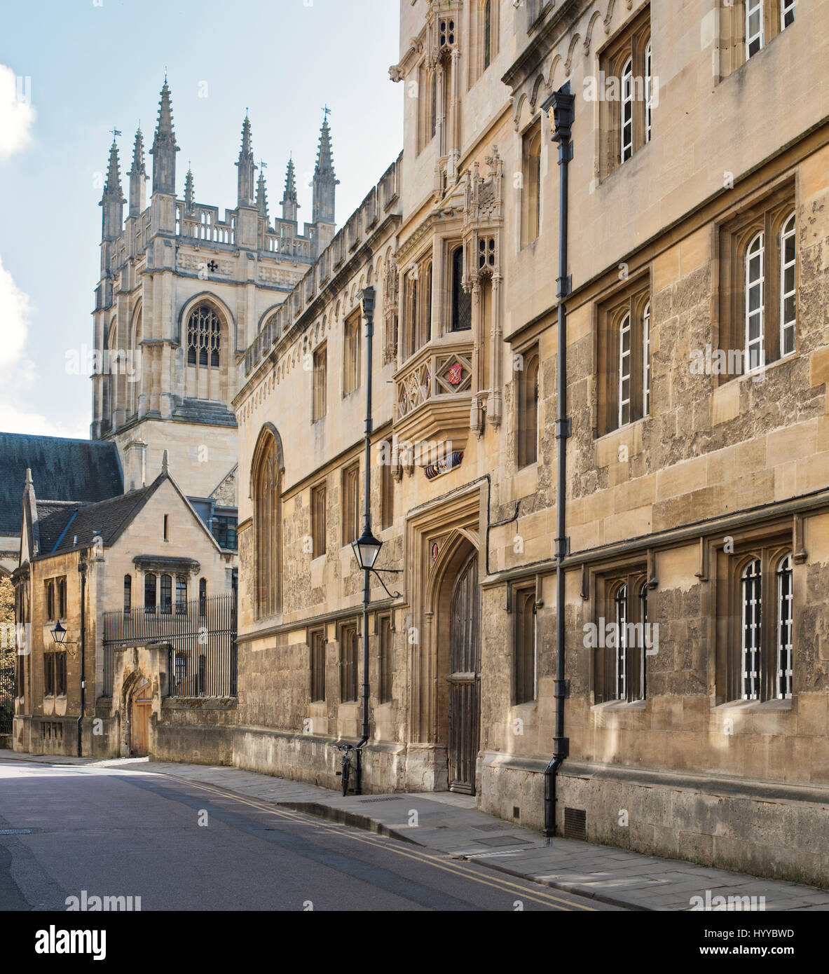 Merton Street che mostra il Corpus Christi College e Merton College Chapel torre. Oxford, Oxfordshire, Regno Unito Foto Stock
