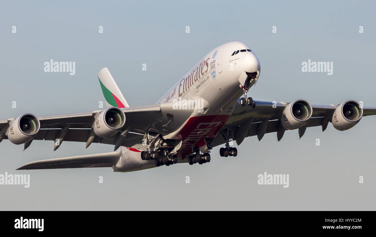 AMSTERDAM-SCHIPHOL - Feb 16, 2016: Emirates Airline Airbus A380 aereo decollare da Amsterdam-Schiphol aeroporto. Foto Stock
