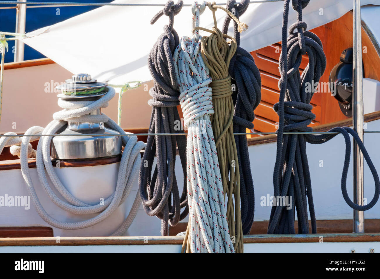 Funi e accessori in una barca a vela Foto stock - Alamy