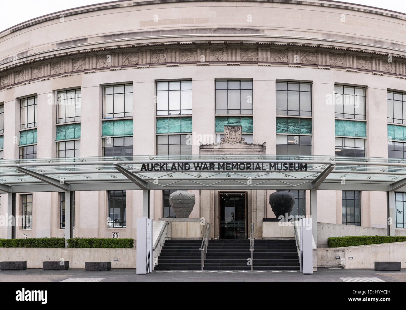 Auckland, Nuova Zelanda - 1 Marzo 2017: Metà edificio circolare e ingresso a Auckland War Memorial Museum. Muro beige, grandi vedove, e scale sotto Foto Stock