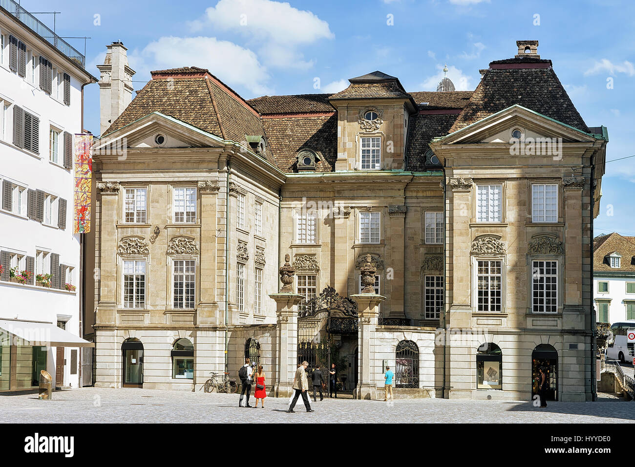 Zurigo, Svizzera - 2 Settembre 2016: persone al Palace a Munsterhof trimestre nel centro della città di Zurigo, Svizzera Foto Stock