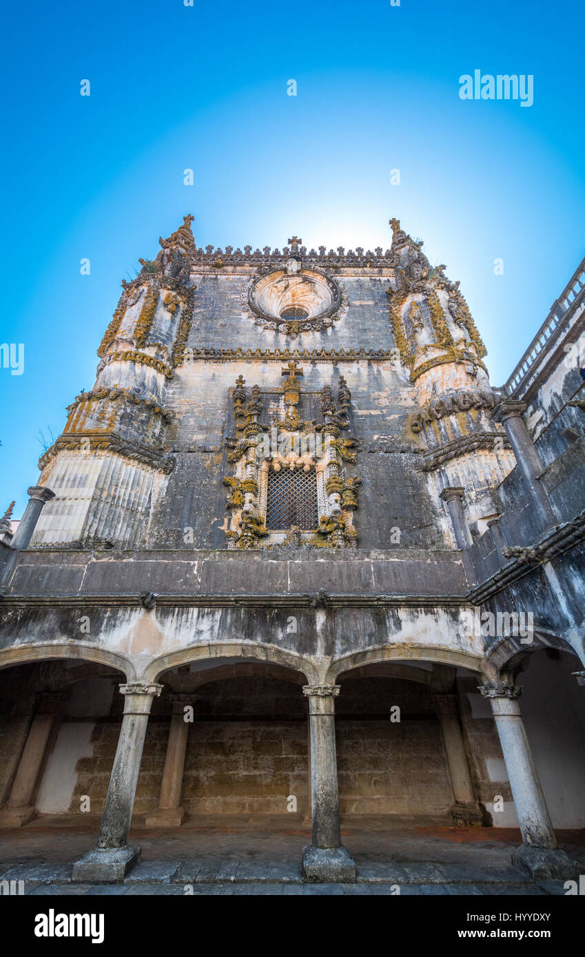 Facciata con finestra manuelina, Convento de Cristo, Tomar, Portogallo Foto  stock - Alamy