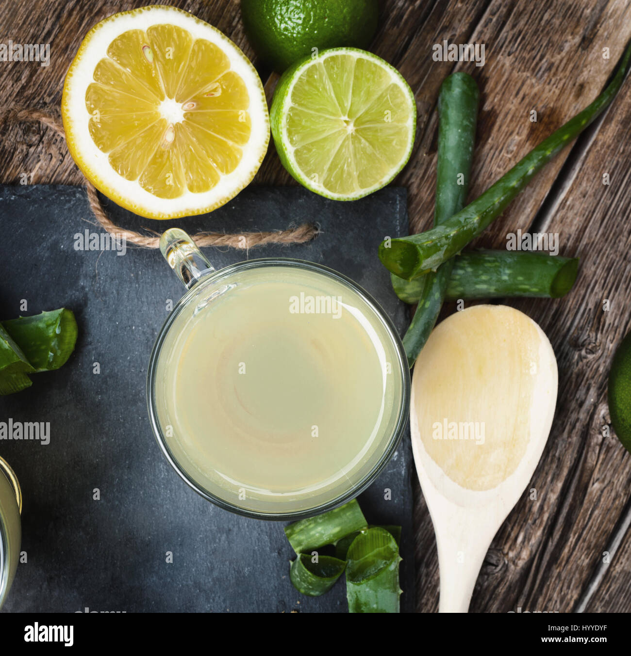 Bere con aloe vera e limoni. Le coppe di vetro su un vassoio di ardesia dal di sopra. Foto Stock