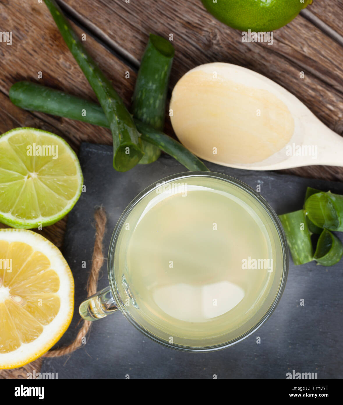 Bere con aloe vera e limoni. Le coppe di vetro su un vassoio di ardesia dal di sopra. Foto Stock