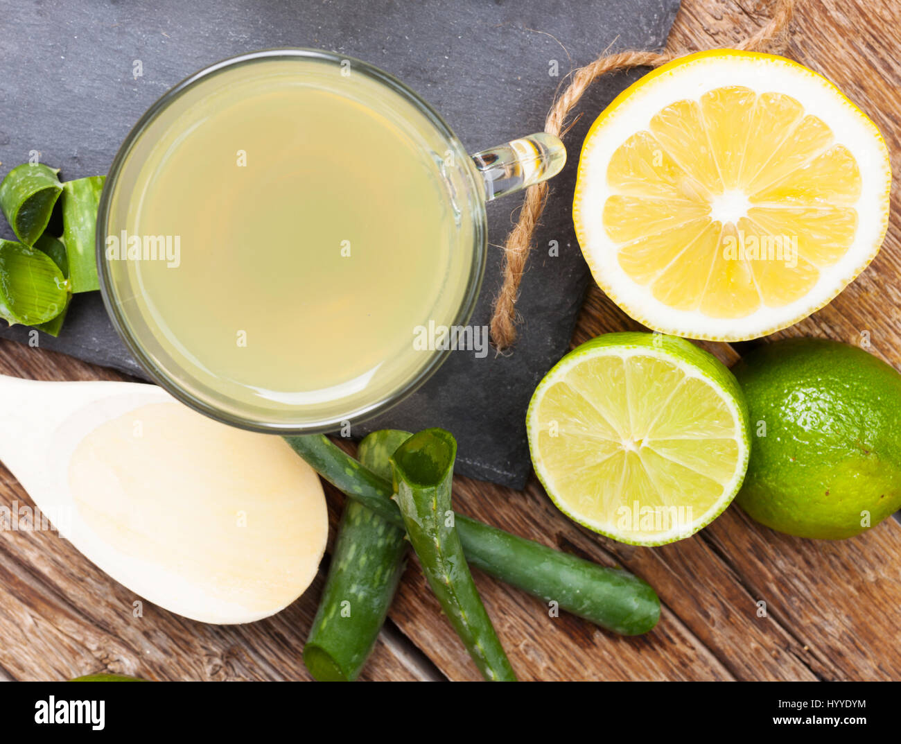 Bere con aloe vera e limoni. Le coppe di vetro su un vassoio di ardesia dal di sopra. Foto Stock