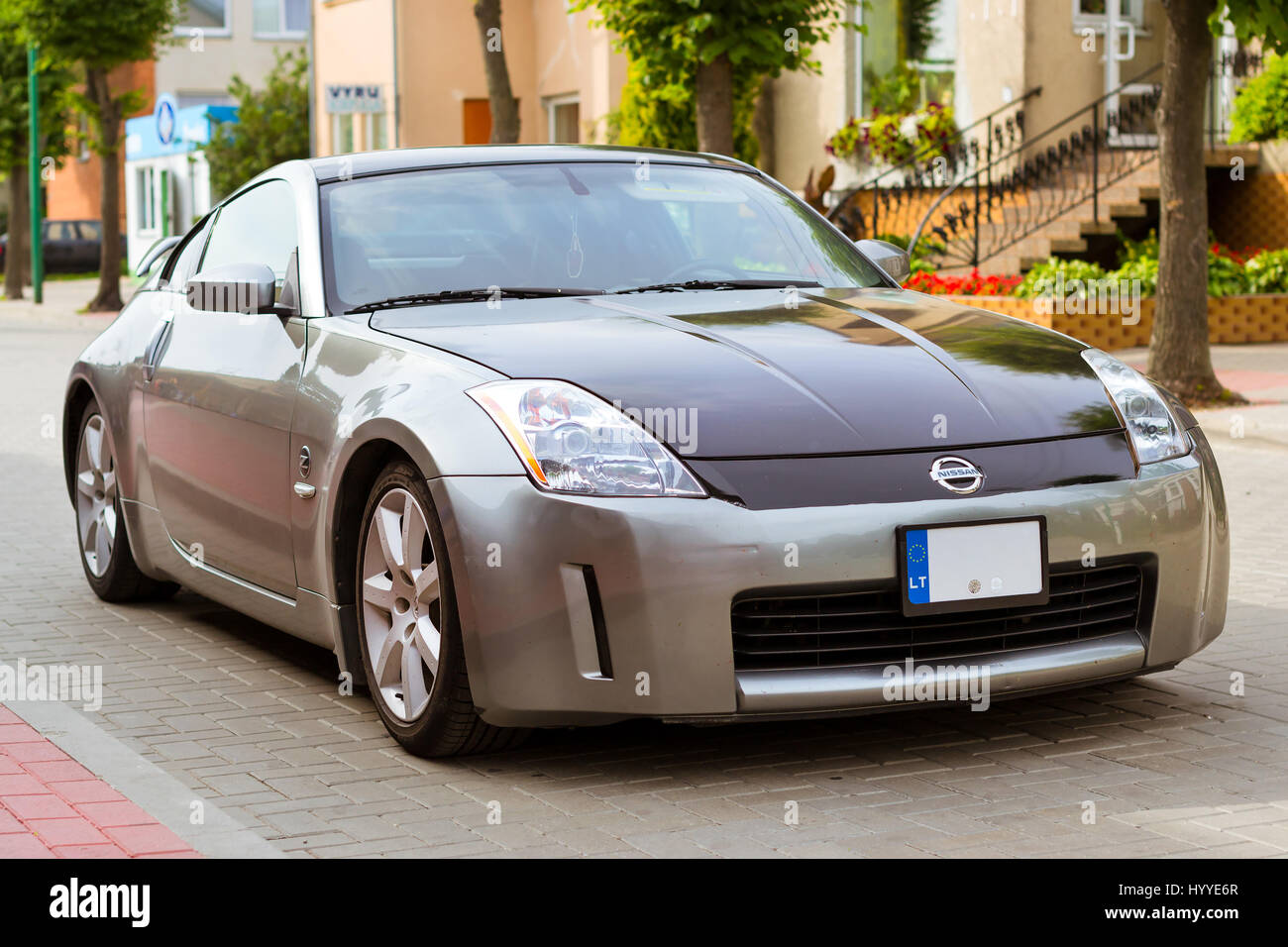 Palanga, Lituania - Agosto 13, 2012: moderni sport coupe Auto Nissan 350z parcheggiato sulla principale autostrada di trasporto in lituano resort town Palanga. La gioventù hi Foto Stock