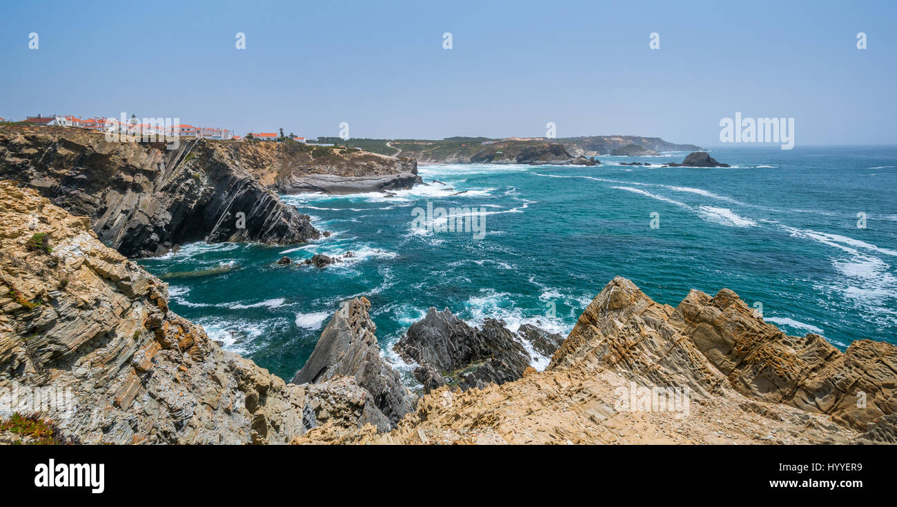 Panoramica vista costiera vicino a Zambujeira do Mar, Costa Vicentina, Portogallo Foto Stock