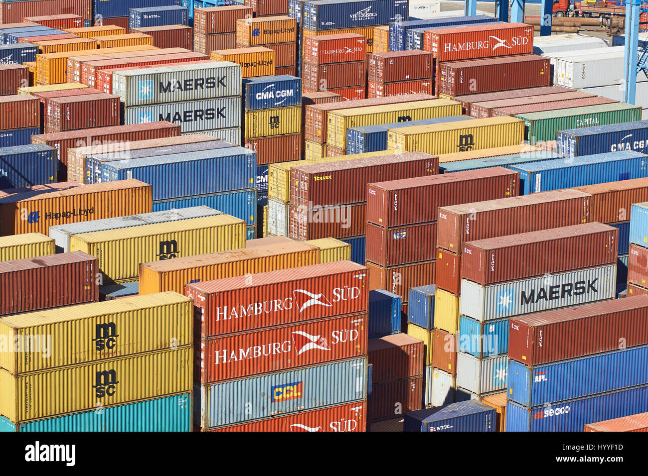 Colorata raccolta di contenitori di spedizione nel porto storico di Valparaiso in Cile. Foto Stock