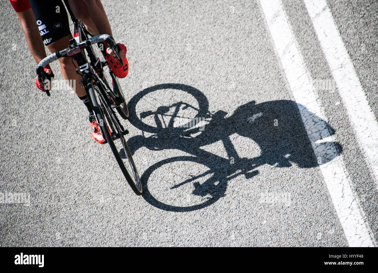 Corridori ciclisti con ombra, corsa in bicicletta a Volta de Catalunya, Catalunya Tour 2017, Barcellona, ​​Catalonia, Spagna Foto Stock