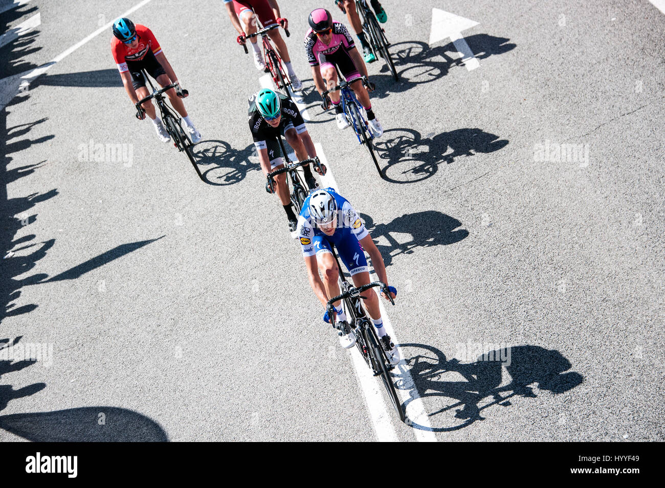 Corridori ciclisti con ombra, corsa in bicicletta a Volta de Catalunya, Catalunya Tour 2017, Barcellona, ​​Catalonia, Spagna Foto Stock