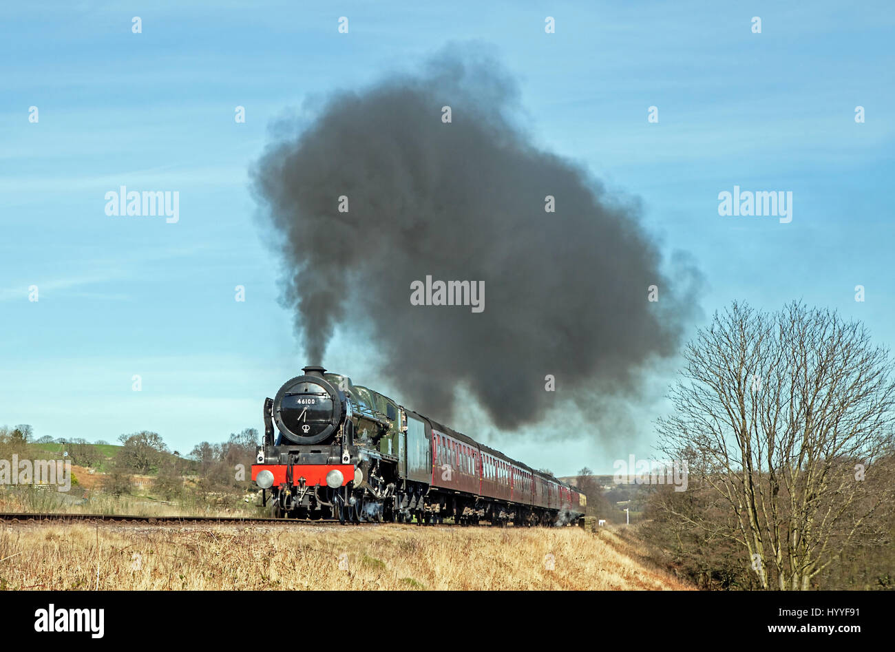 46100 "Royal Scot" rende una drammatica vista passando Moorgates con il primo treno in corrispondenza del North Yorkshire Moors Railway Royal Scot gala, su 25 Marc Foto Stock